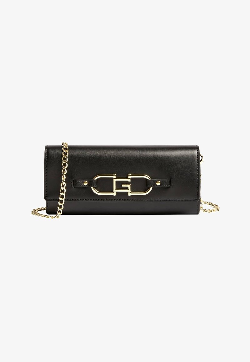 Pochette en cuir noir avec bandoulière chaîne dorée et détail de fermoir en métal doré sur le devant sur fond blanc.