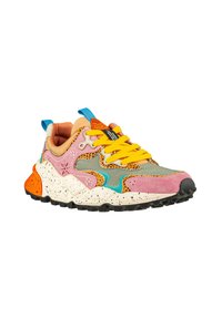 Zapatilla multicolor con secciones en gris, rosa y naranja. Presenta una suela de goma negra, superposiciones texturizadas y cordones amarillos.