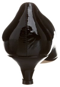 Černý lakovaný kožený podpatek s špičatou špičkou, vybavený malým nízkým podpatkem a hladkým, lesklým povrchem. Minimalistický design bez ozdob.