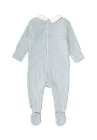 Combinaison pour bébé en tricot bleu clair, avec un col crème, des manches longues, un design pied de poule et un motif texturé en losanges sur les manches.