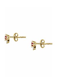 Ohrringe aus Gold mit einem Kronendesign, verziert mit roten und klaren Edelsteinen, zarten Spiralen und einer glatten Oberfläche.