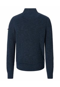 Marineblauer, gerippter Strickpullover mit hohem Kragen, langen Ärmeln und kleinem Logo-Akzent auf der linken Schulter. Strukturierter Stoff.