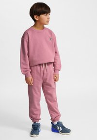 Roze sweatshirt- en broekset, gemaakt van zachte katoen, met een klein logo op de borst; heeft elastische manchetten en een trekkoord in de taille.