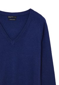 V-Ausschnitt Pullover in Dunkelblau, aus einer Kaschmirmischung. Mit weichem Griff und gerippten Details entlang des Kragens und der Bündchen.