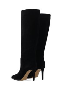 Czarne kozaki do kolan wykonane z zamszu, mające szpiczasty nos i szpilkowy obcas; gładka tekstura i minimalne detale na cholewce i obcasie.
