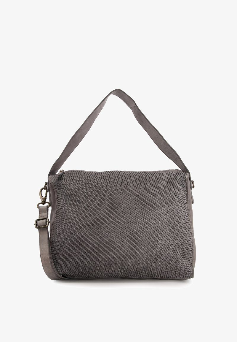 Sac à main gris avec une surface texturée, une bandoulière réglable et un panneau lisse d'un côté. Fermeture éclair et accents matériels minimaux.