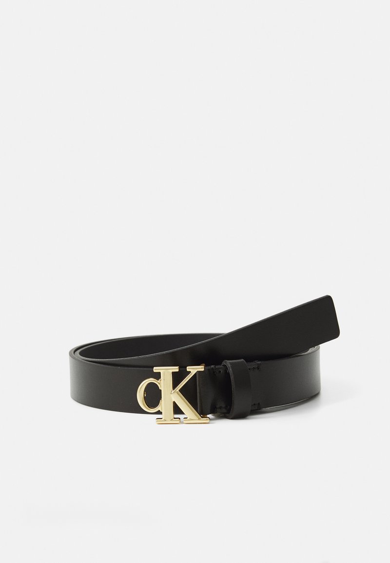 Schwarzer Leder-Gürtel mit glatter Oberfläche und einer goldfarbenen "CK"-Logo-Schnalle. Hat ein schlichtes Design und verstellbare Länge.