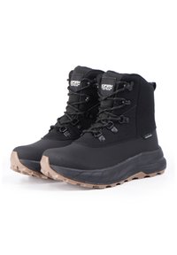 Botas de invierno negras con un exterior texturizado, cierre de cordones, cuello acolchado y suela de goma marrón para un mejor agarre. Presentan acentos de logo.