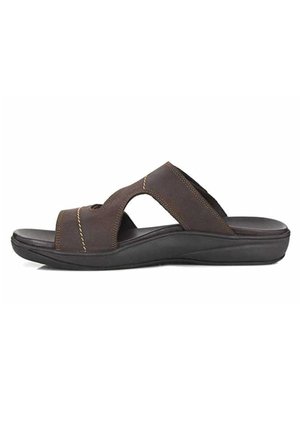 Sandales en cuir marron avec deux brides superposées et une semelle noire rembourrée. Présente des coutures discrètes sur les brides.