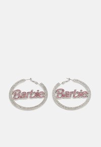 Orecchini a cerchio argentati decorati con cristalli trasparenti, che presentano la parola "Barbie" in strass rosa. Forma circolare con una finitura lucida.
