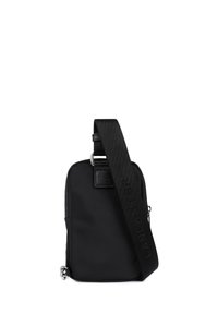 Sac à épaule noir en nylon, de forme rectangulaire, avec une sangle texturée comportant un logo et une fermeture éclair sur le côté.