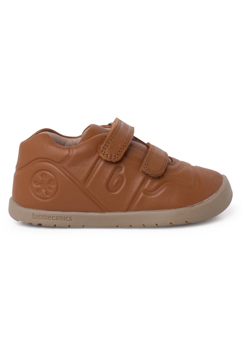 Scarpa in pelle marrone con due cinturini in Velcro, dettagli testurizzati e suola in gomma beige. Presenta il logo "biomecanics" sul lato.