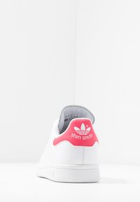 adidas Originals STAN SMITH - Sneakers basse - footwear white/real pink