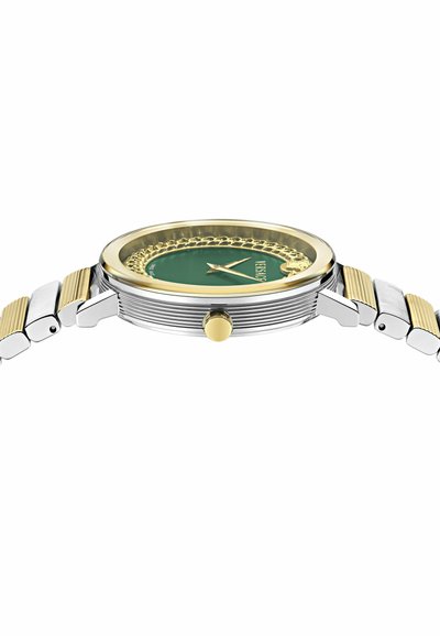 Montre-bracelet fine avec cadran vert, accents dorés, bracelet or et argent, et boîtier argent rainuré avec couronne dorée sur le côté.