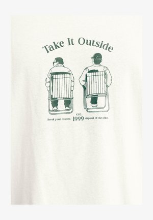 Biały t-shirt z zielonym grafiką dwóch postaci siedzących na leżakach. Napis głosi „Take It Outside” oraz „Przełam swoją rutynę. est. 1999.”