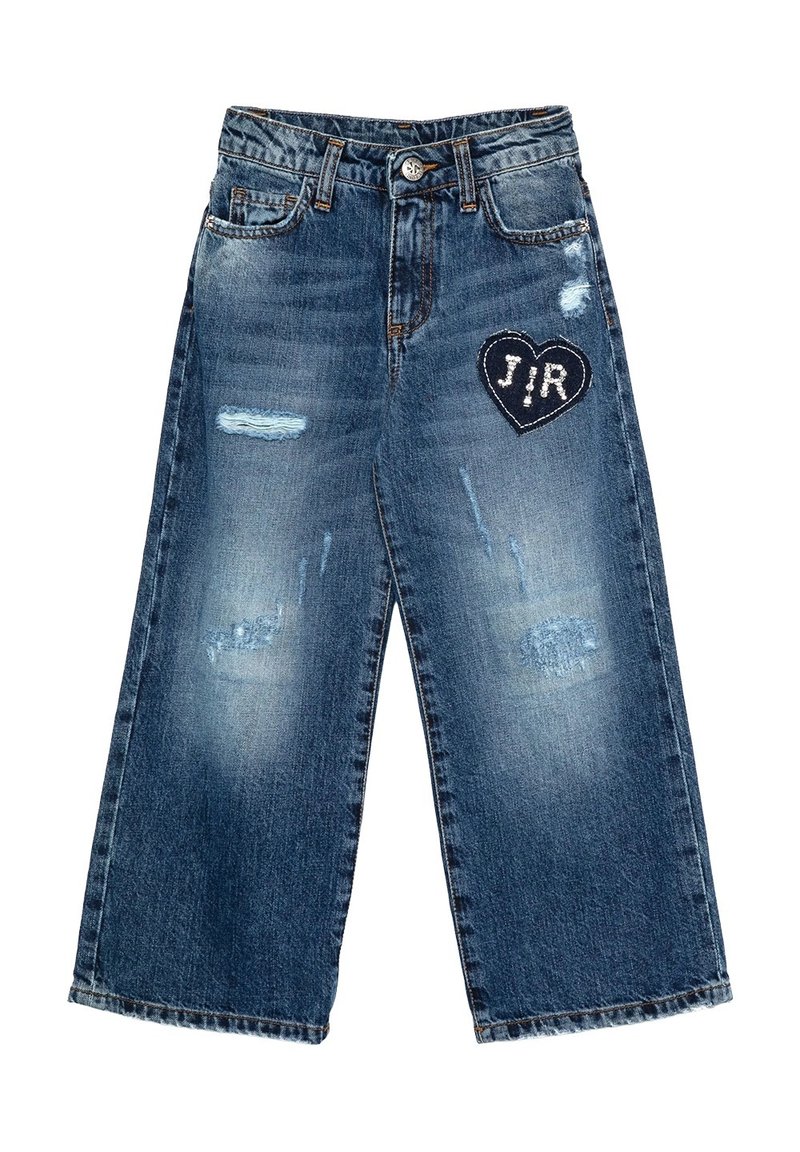 Jeans in denim di un blu medio con un design a gamba larga. Presentano toppe strappate e una toppa a forma di cuore nera con scritta bianca "J/R."