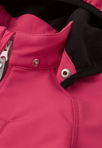 Couche extérieure rose avec une doublure en polaire noire texturée, dotée d'une fermeture éclair, d'une fermeture à pression et de détails de couture visibles.
