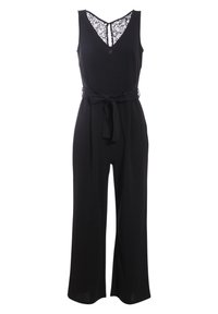 Combinaison sans manches noire avec un décolleté en V en dentelle, taille ceinturée, silhouette à jambes larges, tissu lisse, sans motifs ni éléments visibles.