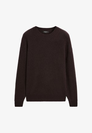 Donker bordeaux ribbeltrui met een ronde halslijn en lange mouwen. De stof heeft een gestructureerde uitstraling, wat zorgt voor een warme en casual look.