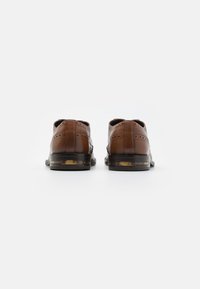 Walk London OLIVER BROGUE - Derbies & Richelieus - tan