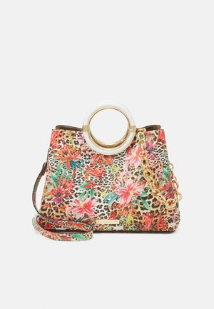 Torebka z kolorowym kwiatowym i lampartowym wzorem, okrągła biała i złota rączka, złoty łańcuszek jako akcent i dopasowany kwiatowy pasek na białym tle.