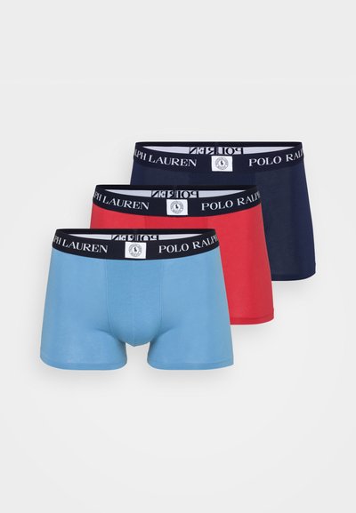 Trei perechi de boxeri din material fin în nuanțele albastru deschis, roșu și bleumarin. Fiecare are un brau negru cu logo-ul "Polo Ralph Lauren". Fabricat din bumbac neted.