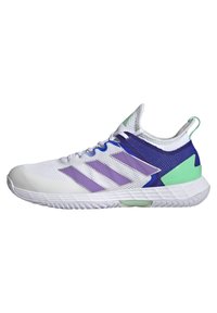 Buty sportowe Adidas z białą siateczkową cholewką z purpurowymi i zielonymi akcentami, teksturowaną podeszwą oraz elastycznym, niskoprofilowym designem.