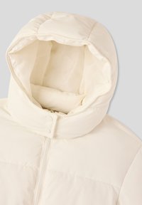 Padded biały jacket z wysokim kołnierzem i przymocowanym kapturem. Posiada centralny zamek błyskawiczny oraz zatrzaskowe zapięcia na szyi, gładka struktura na całej powierzchni.