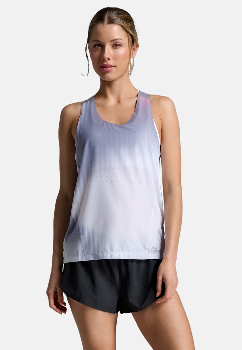 Top leggero in tinta unita con sfumature di viola e bianco, caratterizzato da scollo rotondo, design racerback e delicati dettagli perforati.