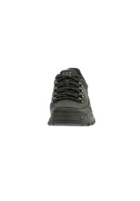 Scarpa sportiva nera con soletta in gomma, punta rinforzata, lacci rotondi e collo imbottito. Presenta un logo sulla linguetta e sul lato.
