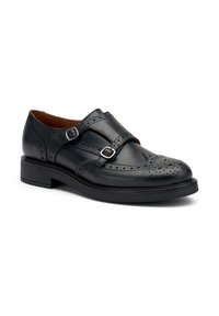 Zapato de cuero negro con dos correas ajustables, detalles de brogue y puntera redonda. Presenta una suela robusta y texturizada, y perforaciones decorativas.