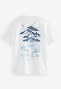 Next HOKUSAI THE GREAT WAVE LICENSE STANDARD - Nyomott mintás póló - white hokusai mountain