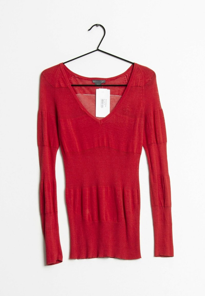 Rotes, geripptes Langarm-Top mit V-Ausschnitt und leicht ausgestellten Bündchen. Der Stoff ist weich mit glatter Textur, Etikett vorne sichtbar.