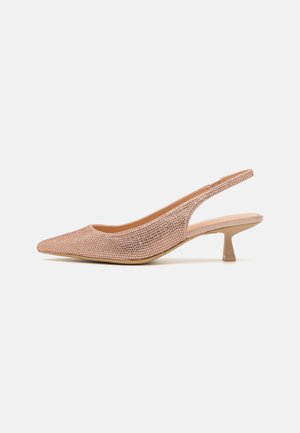 Escarpins slingback à bout pointu en maille rose pastel avec des accents en strass ; petit talon carré ; doublure intérieure lisse ; design à dos découvert.