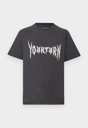 Must lühikeste varrukatega T-särk, millel on valge tumehambuline tekst "YOURTURN" stiliseeritud tulelaadses kirjas rinnal keskel.