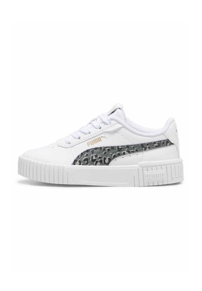 Sneaker bianco con accento in stampa leopardata grigia testurizzata sul lato, dotata di una suola bianca spessa e rigata e sottili dettagli del logo dorato.