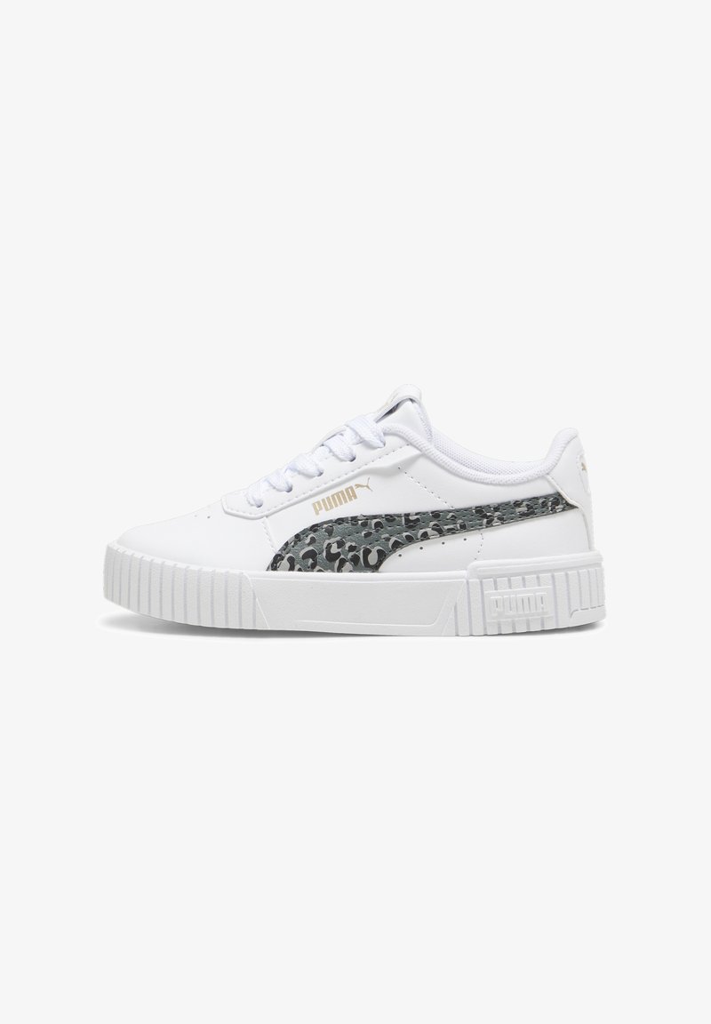 Fehér sneaker, texturált szürke leopárdmintás kiegészítővel az oldalon, vastag, fehér bordázott talppal és diszkrét arany logó részletekkel.