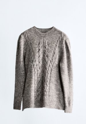Pull gris tricoté avec motifs torsadés sur le devant, manches longues et col rond sur un fond blanc uni.