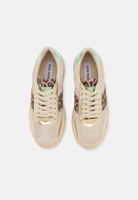 Beige Wildledersneaker mit Akzenten im Leopardenmuster, Mintgrün-Akzenten, goldenen Beschlägen und cremefarbenen Schnürsenkeln. Strukturiert Oberfläche und runde Zehenpartie.