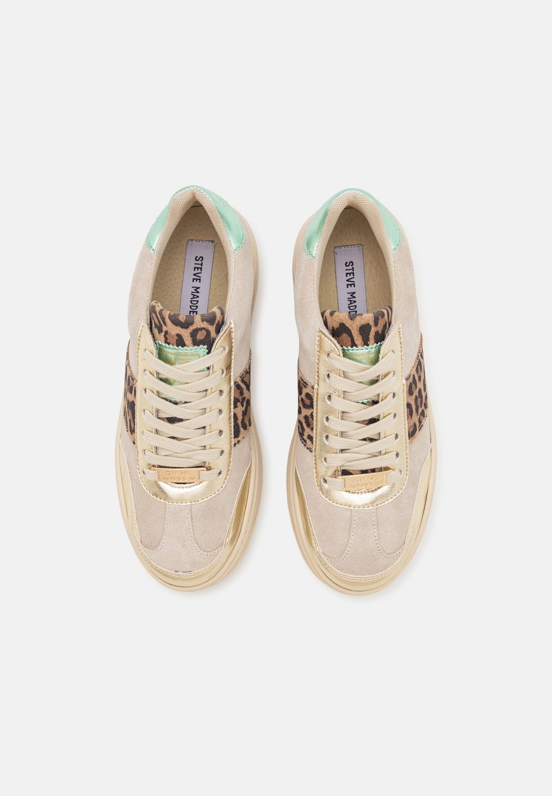 Beige Wildledersneaker mit Akzenten im Leopardenmuster, Mintgrün-Akzenten, goldenen Beschlägen und cremefarbenen Schnürsenkeln. Strukturiert Oberfläche und runde Zehenpartie.