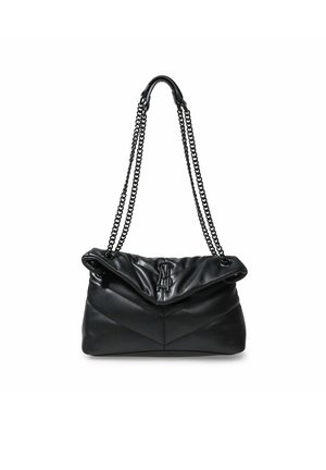 Czarna skórzana torebka z przeszyciami w jodełkę, złożonym górnym klapą i podwójnymi czarnymi metalowymi łańcuszkami jako paskami.