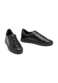 Czarne skórzane sneakersy z niskim cholewką, sznurowane, z bocznym zamkiem błyskawicznym i teksturowaną gumową podeszwą. Gładkie wykończenie z minimalnymi akcentami.