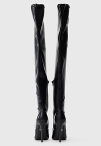 Fekete műbőr, térd fölé érő csizmák magas tűsarkúval, letisztult designnal és hátul zippes záródással az egyszerű öltözködés érdekében.