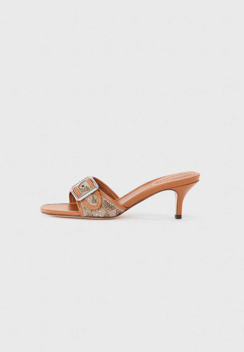 Ruske slip-on sandale s petom i metalnom kopčom, s teksturiranim gornjim dijelom, uskom štiklom i glatkom kožnom potplatom.