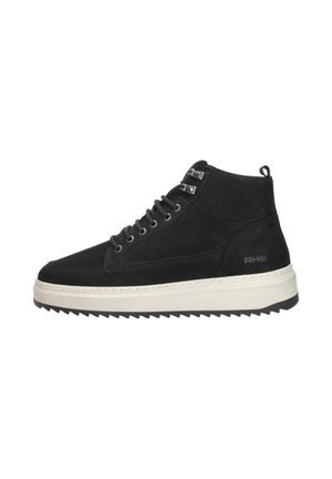 Schwarzer Wildleder High-Top Sneaker mit einer weißen Plattformsohle, Metallösen und glatter Textur. Mit einem Logo an der Seite.