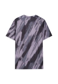 Camiseta de manga corta en tonos morados y grises con un patrón de pinceladas, confeccionada con un tejido suave y con cuello redondo.