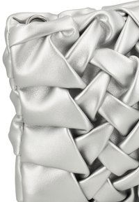 Borsa argentata intrecciata realizzata in materiale sintetico texturizzato, con un design plaitato caratterizzato da pieghe prominenti e dettagli, che creano un aspetto strutturato.