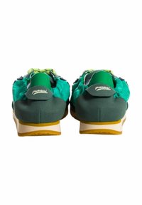 Sneakers con una toma turchese dalla finitura texturizzata, dettagli verdi, colletto imbottito e suola in gomma bianca e gialla.