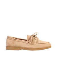 Mocassin beige en daim avec bout arrondi, détail nœud sur le dessus, coutures cousues et semelle plate en gomme.
