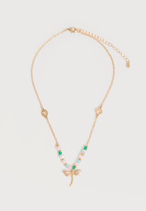 Collier chaîne en or avec des perles roses, vertes et blanches, deux petits charms floraux dorés et un pendentif libellule orné de bijoux.